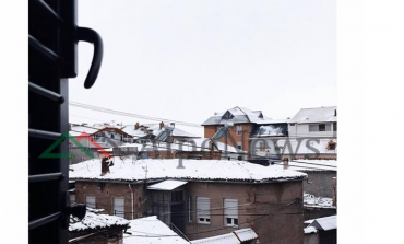 "PHOTO OF THE DAY"/ Kur çatitë e Korçës mbushen me dëborë