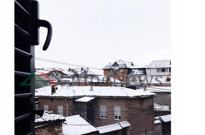 “PHOTO OF THE DAY”/ Kur çatitë e Korçës mbushen me dëborë