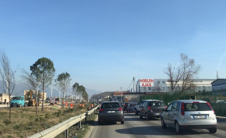 E DIELA ME DIELL PAS PROTESTËS/ Tirana zbarkon ne Durres. Rradhe kilometrike nga një aksident te… (FOTO+VIDEO)