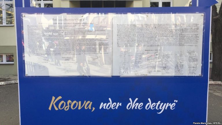 KOSOVA 11 VJET SHTET/ Deklarata e Pavarësisë në qendrat kryesore