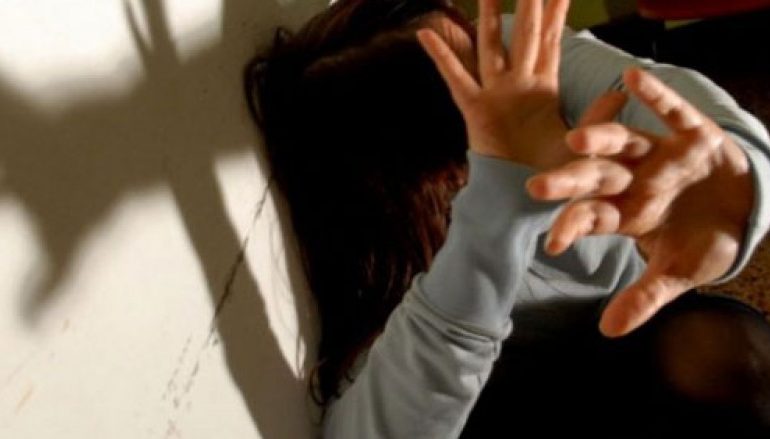 MËSUESI DHE POLICI ABUZUAN ME TË MITURËN/ Rrëfimi me lot i nënës së 16-vjeçares
