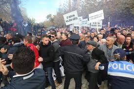 NIS DHUNA ENDE PA NISUR PROTESTA/ Tentohet të goditen deputetët dhe ministrat e qeverisë