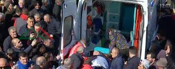 16 SHKURTI/ Një protestues i lënduar është transportuar me ambulancë drejt…