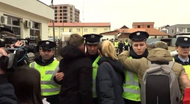 PËRDHUNIMI I 16 VJEÇARES/ Polici qan në protestën për vajzën që u abuzua (VIDEO)