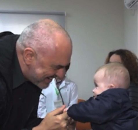 MOMENTI I VEÇANTË/ Kryeministri Rama luan dhe i puth duart foshnjes në Gjirokastër (VIDEO)