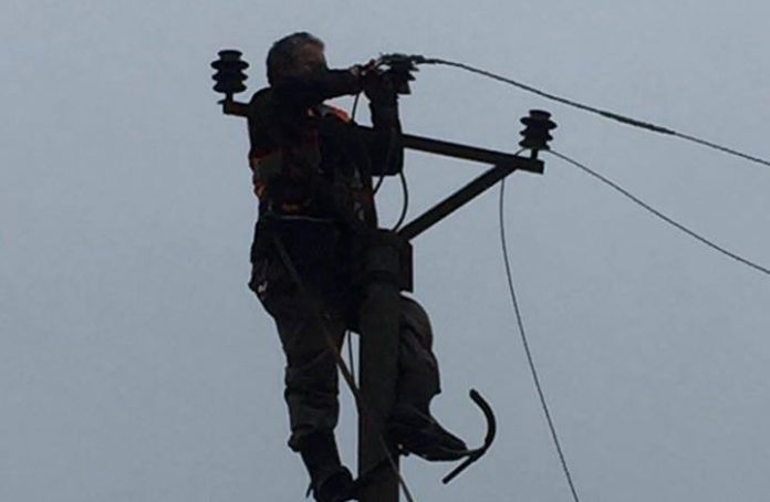 VDES ELEKTRIÇISTI NË PUKË/ Reagon OSHEE: U gjend pa shenja jete kur… (EMRI)