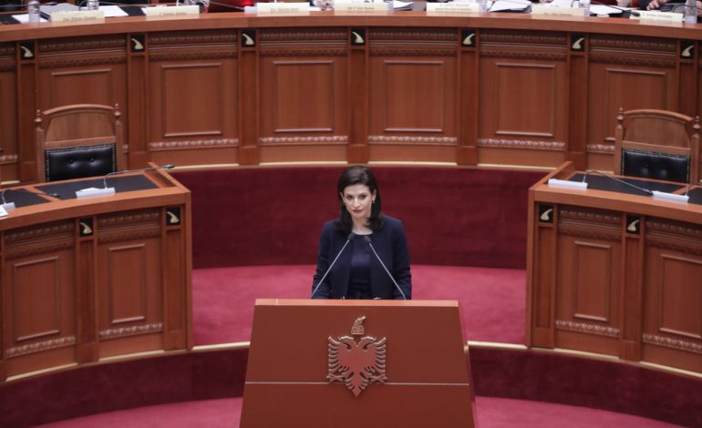 “JE KUSHURIRA E METËS”/ Ministrja Gjonaj i përgjigjet Kryemadhit: Më shantazhoi me familjen. Burri im s’ka lidhje me bandat