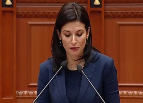 OPOZITA PROTESTON JASHTË/ Gjonaj në Parlament: Sistemi i ri i drejtësisë, arsyeja pse ata janë aty