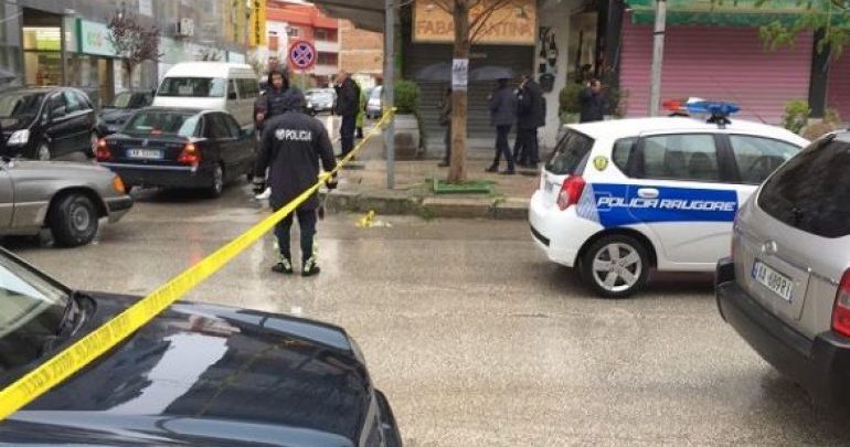NUK NDALEN SKIFTERAT/ Grabitje nën kërcënimin e thikës në Elbasan, brenda agjensisë për dhënien e kredive