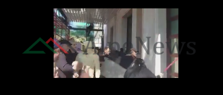 16 SHKURTI/ Pamjet “horror”. Protestuesit me shkopa thyejnë XHAMAT. Edhe gratë… (VIDEO)