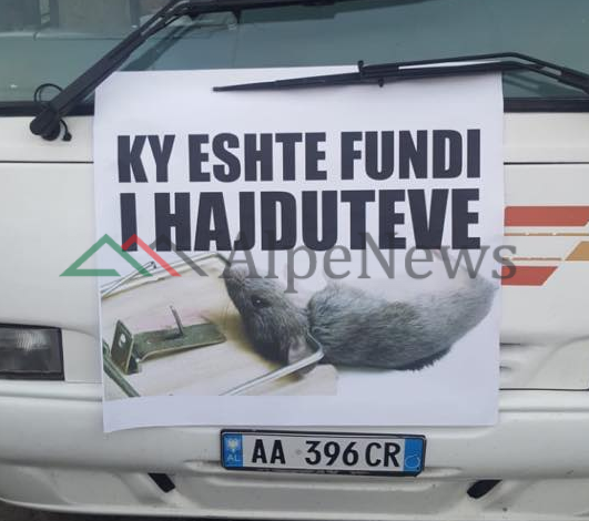 PROTESTA E OPOZITËS/ Berisha poston FOTON për hajdutët, qytetari: I pari je ti