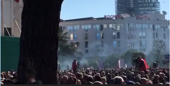 PROTESTA E OPOZITËS/ Shënohet incidenti i parë afër kryeministrisë, hidhen kapsolla drejt… (VIDEO)