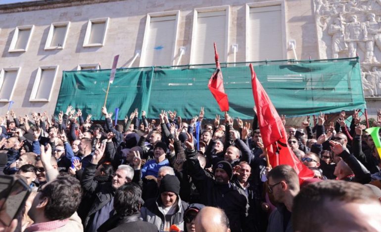 MINUTË PAS MINUTE/ Basha i falenderon dhe i dërgon protestuesit në shtëpi