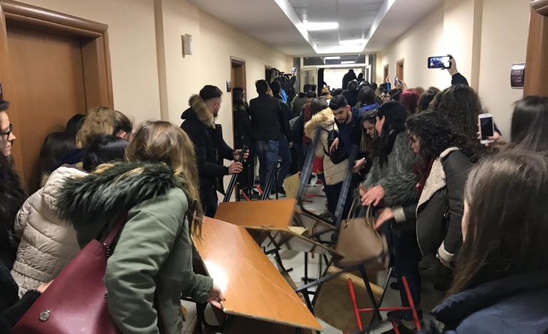 PUBLIKOHEN MESAZHET NË “WHATS APP”/ Argita Berisha tenton të marrë peng pedagogët e UT (FOTO)