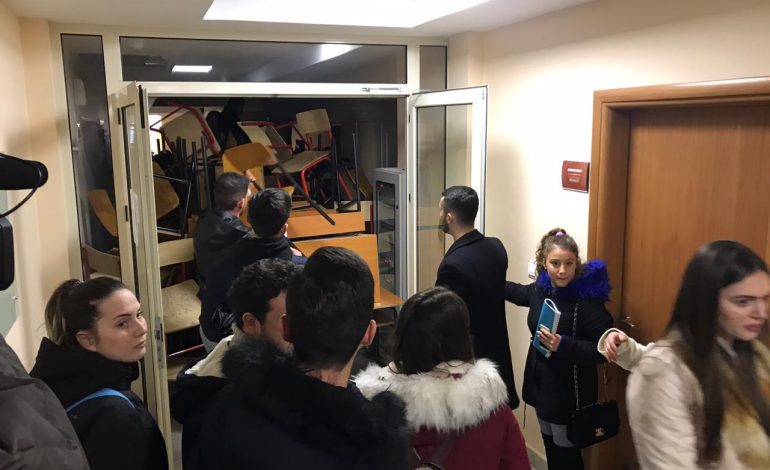 PROTESTA TE FILOLOGJIKU/ Tensione mes studentëve bojkotues dhe atyre që duan mësim (VIDEO)