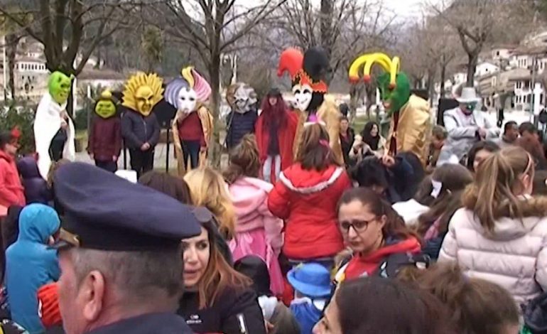 ATMOSFERË GJALLËRUESE/ Si festohet festa e karnavaleve në Berat  (VIDEO)