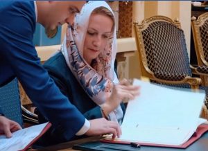 NË ARABINË SAUDITE/ Ministrja e Ekonomisë respekton zakonet e vendit, mban shami…