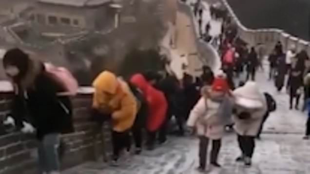 TEMPERATURAT E ULËTA/ Muri i Madh i Kinës kthehet në “pistë patinazhi”  (VIDEO)