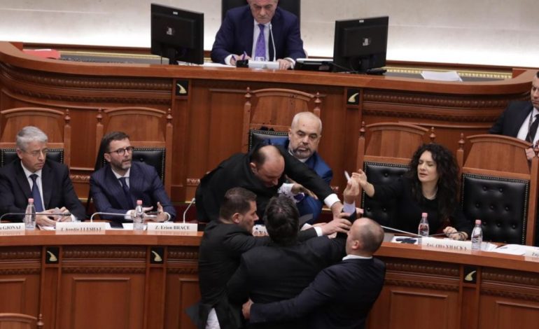 INCIDENTI NË KUVEND/ Ruçi mbledh Byronë për përjashtimin e Palokës