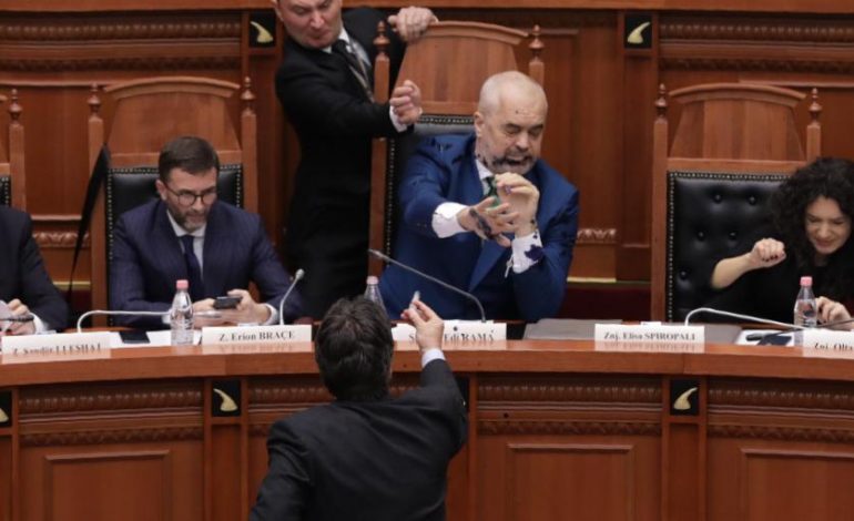 TENSIONI NË KUVEND/ Edi Paloka qëllon Ramën me bojë në sy të Telhat Xhaferrit, Ruçi: Garda ta nxjerrë urgjentisht jashtë (VIDEO)