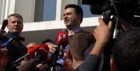 PAS DORËZIMIT TË MANDATEVE/ Lulzim Basha këndon HIMNIN nga selia BLU