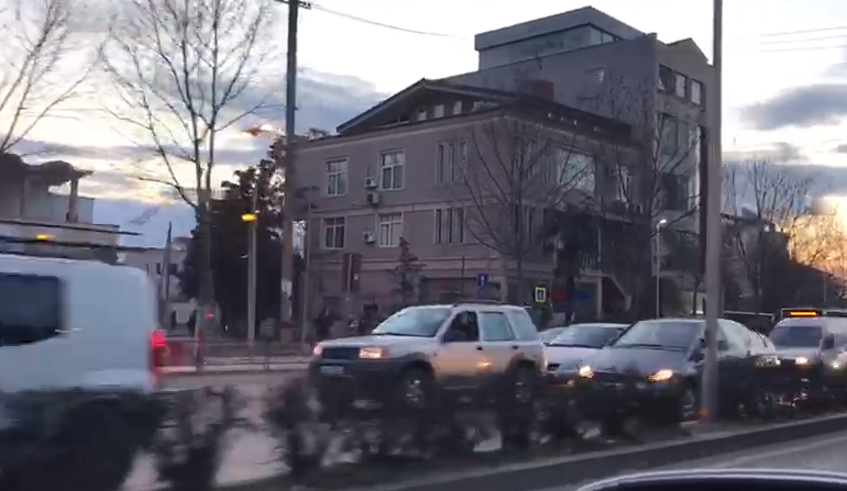EFEKTI I PROTESTËS/ Bllokohet hyrja e Tiranës. Rradhë kilometrike makinash nga autostrada deri tek “Zogu i zi” (VIDEO)
