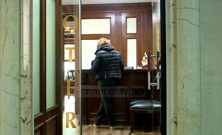 HUMBËN 30 MIJË DOSJE PËRMBARIMI/ Skandali i tenderave të Drejtësisë, “sistemi 6 vite nuk ekziston”