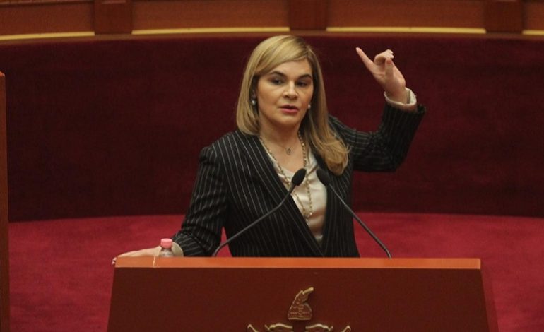 FJALIMI NË KUVEND/ Komentuesit ia kthejnë në “Boomerang” Kryemadhit: Tu dhimbsën hajdutët… (FOTO)