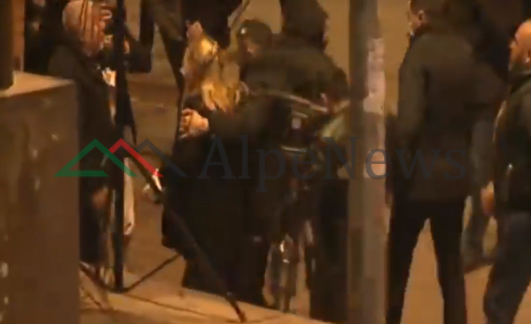 TENSIONOHET PROTESTA PARA KUVENDIT/ Kryemadhi vrapon, “mbrohet” nga truproja (VIDEO)