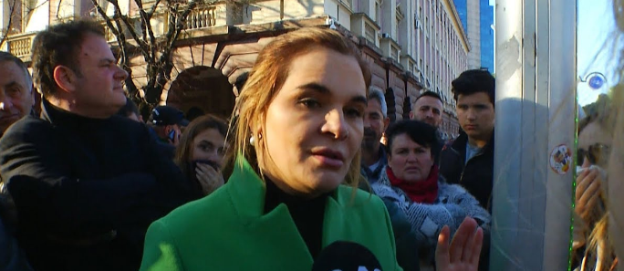 MONIKA KRYEMADHI NË “UDHËKRYQ”/ Komentuesit i kërkojnë të djegë MANDATET, kryetarja e LSI vijon ti mbroj me “gjak”