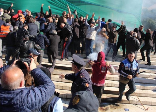 PROTESTA E OPOZITËS/ Gazetari merr masat dhe vendos maskën… (FOTOLAJM)
