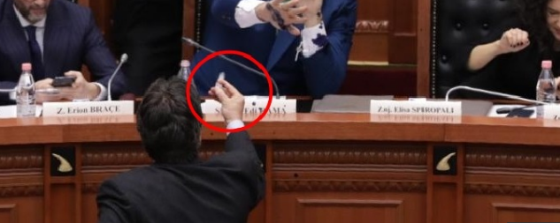 I HODHI BOJË RAMËS NË KUVEND/ Rrjeti “sulmon Palokën: Nuk je ti alternativa e re! Turp i madh (FOTOT)