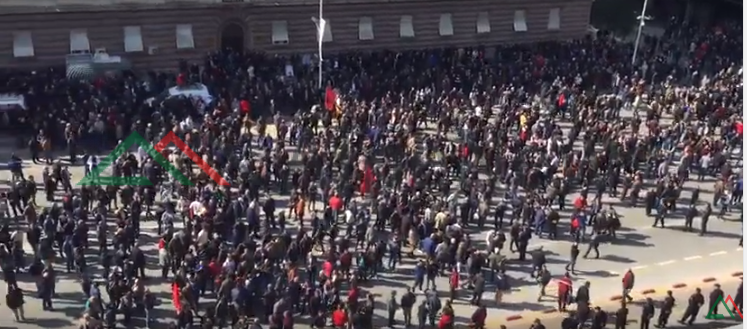 PROTESTA PAS DORËZIMIT TË MANDATEVE/ Ja pjesëmarrja para kryeministrisë (VIDEO)