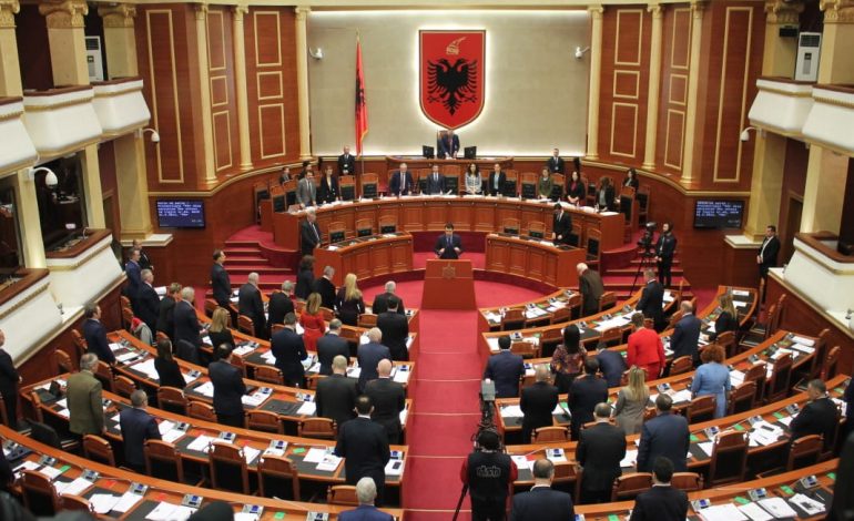 ZBARDHET DEBATI “PIKANT” NË KUVEND/ Nga “Nafije” e “llaxore”, tek “kushërira e Metës”