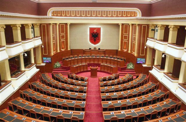 “OPOZITA E RE QË PO LIND”? Gati të pranojnë mandatet 11 deputetë nga LSI-ja dhe PD (EMRAT)