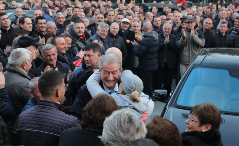 VOTOHET DJEGIA E MANDATEVE/ Militantët e PD presin vendimin me duartrokitje në selinë BLU (FOTO)