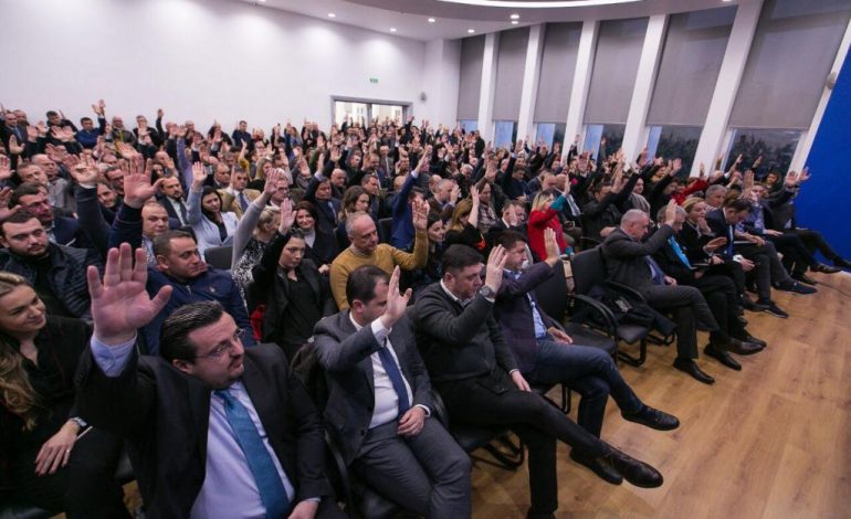 “PIKANTE” NGA VOTIMI I PD PËR DJEGIEN E MANDATEVE/ Berisha nuk ngre dorën, “përgjohet” nga… (FOTO)