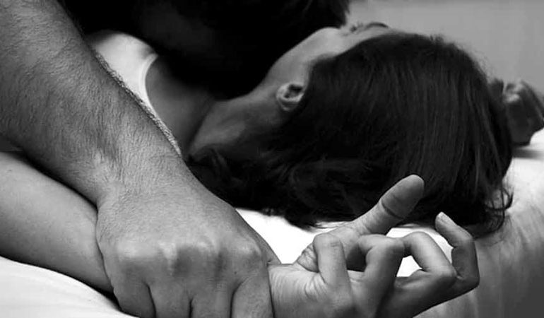 PËRDHUNUAN NË GRUP 13 VJEÇAREN/ 7 adoleshentët sot para Gjykatës, një familjare humb ndjenjat në… (FOTO)