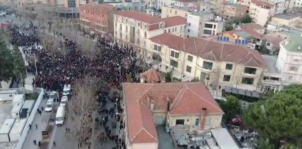 PAMJET ME DRON/ Ja pjesëmarrja në protestën e opozitës para Kuvendit (VIDEO)