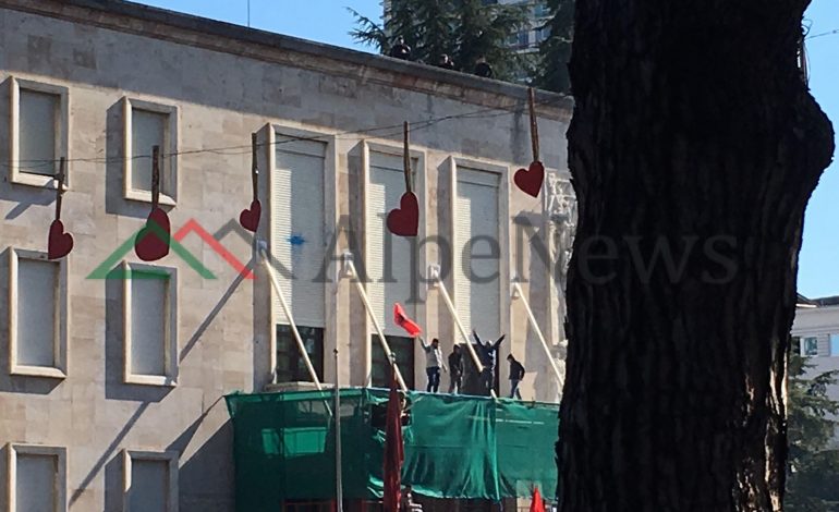 PËRMBUSHIN SKENARIN E DHUNËS/ Protestuesit thyejnë XHAMAT e kryeministrisë, udhëhequr nga liderat (VIDEO)