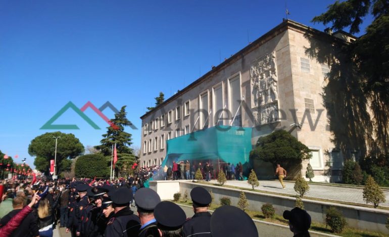 16 SHKURTI/ Përplasja e protestuesve me gardën, dy policë janë lënduar ndodhen në…