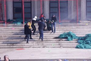 “16 SHKURTI”/ Policia e shtetit thirrje protestuesëve: Distancohuni nga veprimet e dhunshme