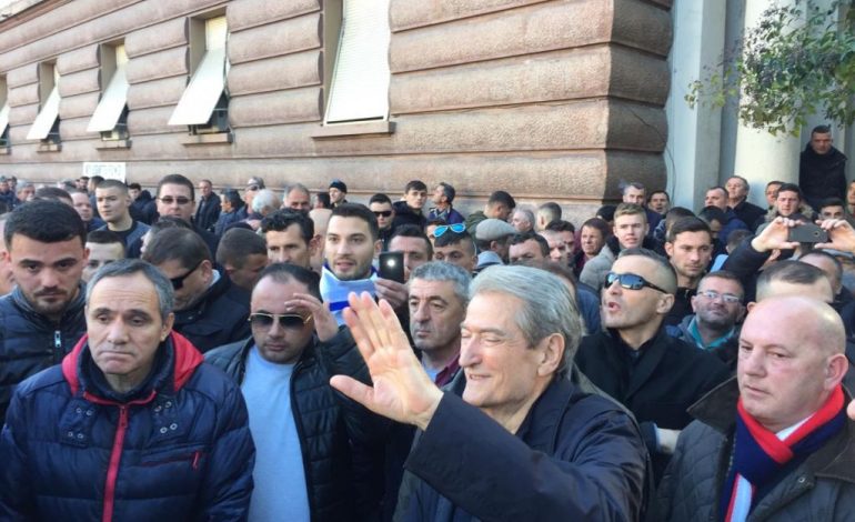 PAS AKUZAVE SE JANË TRAFIKANTË DROGE/ Sali Berisha ndryshon grupin e shoqërimit (FOTO)