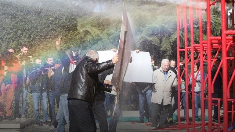 “TIRANA NUK HARRON”/ Reagon Veliaj pas protestës: Mos vandalizo, nuk ka më…