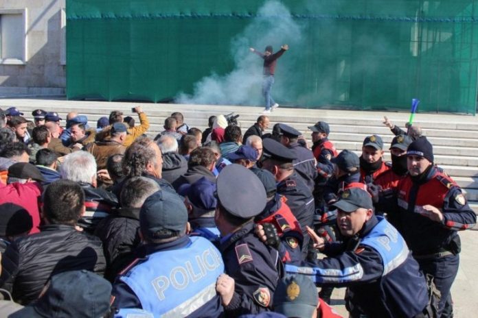 PROTESTA E OPOZITËS/ Reagon policia: Kemi të dhëna se do të hyjnë me forcë në Kuvend