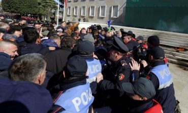 PROTESTA E NESËRME/ Policia merr masat, blindon Kuvendin. Garda: Gazetarët me maska kundër gazit