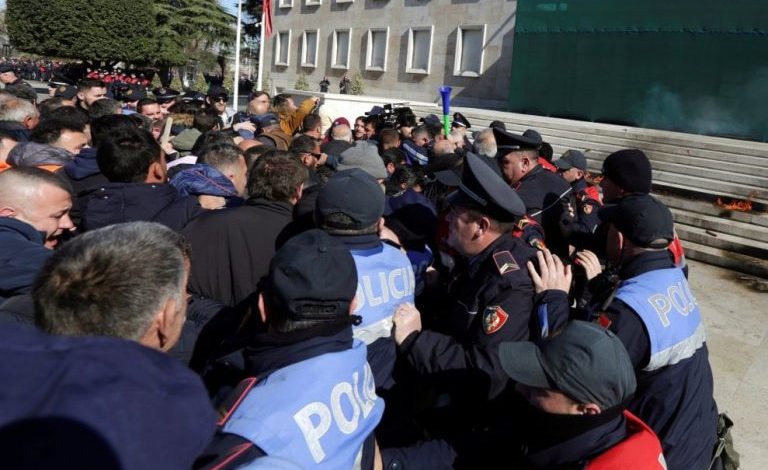 PROTESTA E NESËRME/ Policia merr masat, blindon Kuvendin. Garda: Gazetarët me maska kundër gazit