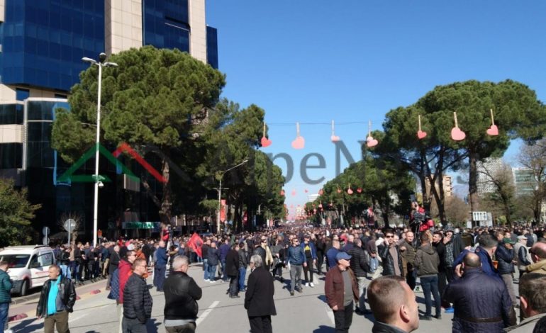PROTESTA E OPOZITËS/ Mbërrijnë qytetarët nga rrethet para kryeministrisë pritet ardhja e Bashës (VIDEO)