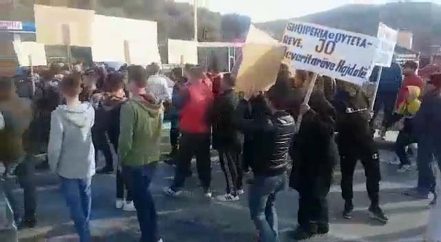 SURPRIZA E TROPOJËS/ Vetëm 12 zyrtarë të Bashkisë në protestë kundër Edi Ramës!