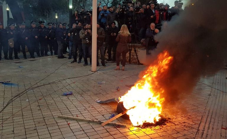PROTESTA/ Para Parlamentit hidhen kapsolla, dhe digjen goma (FOTO)